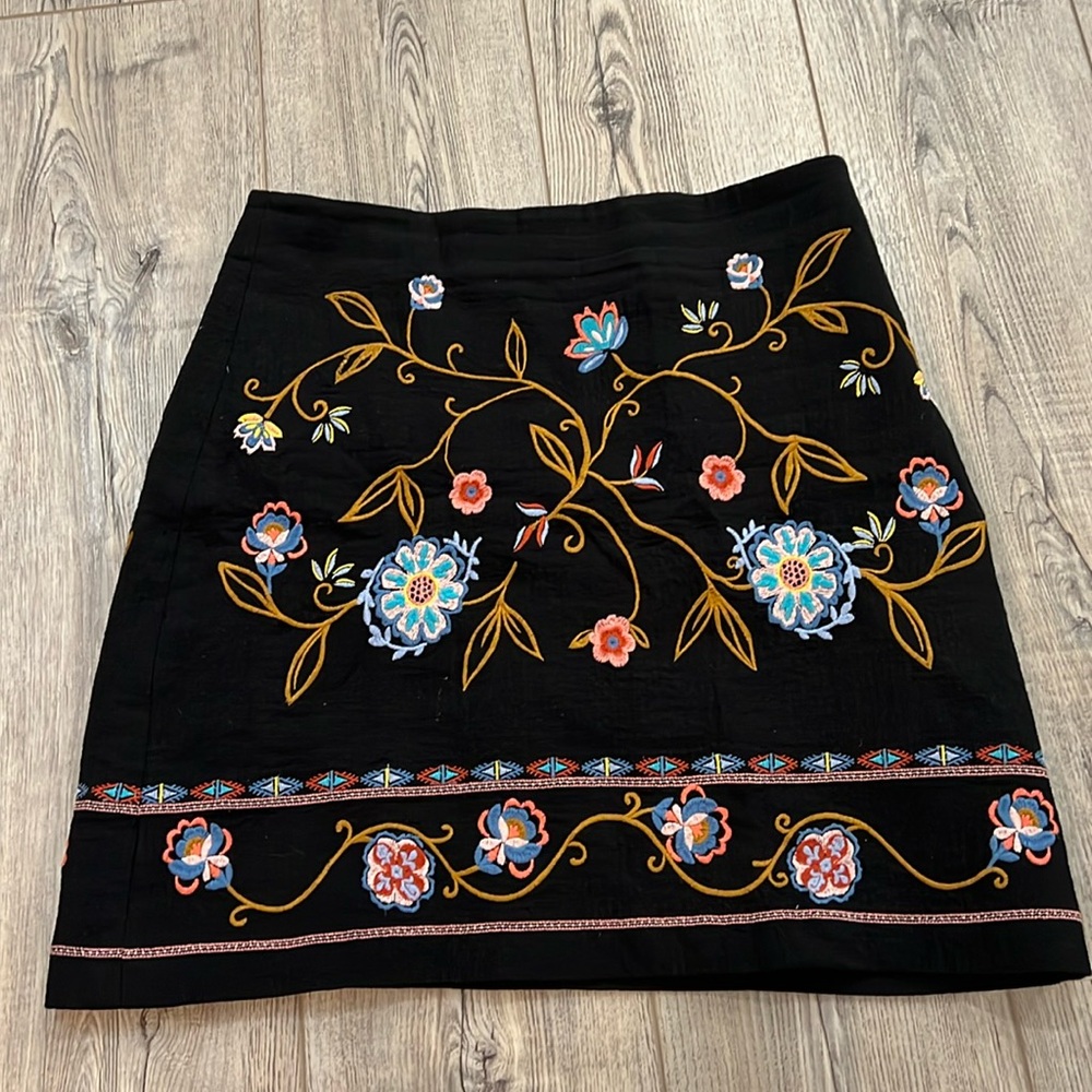 Loft embroidered flower skirt black size 4